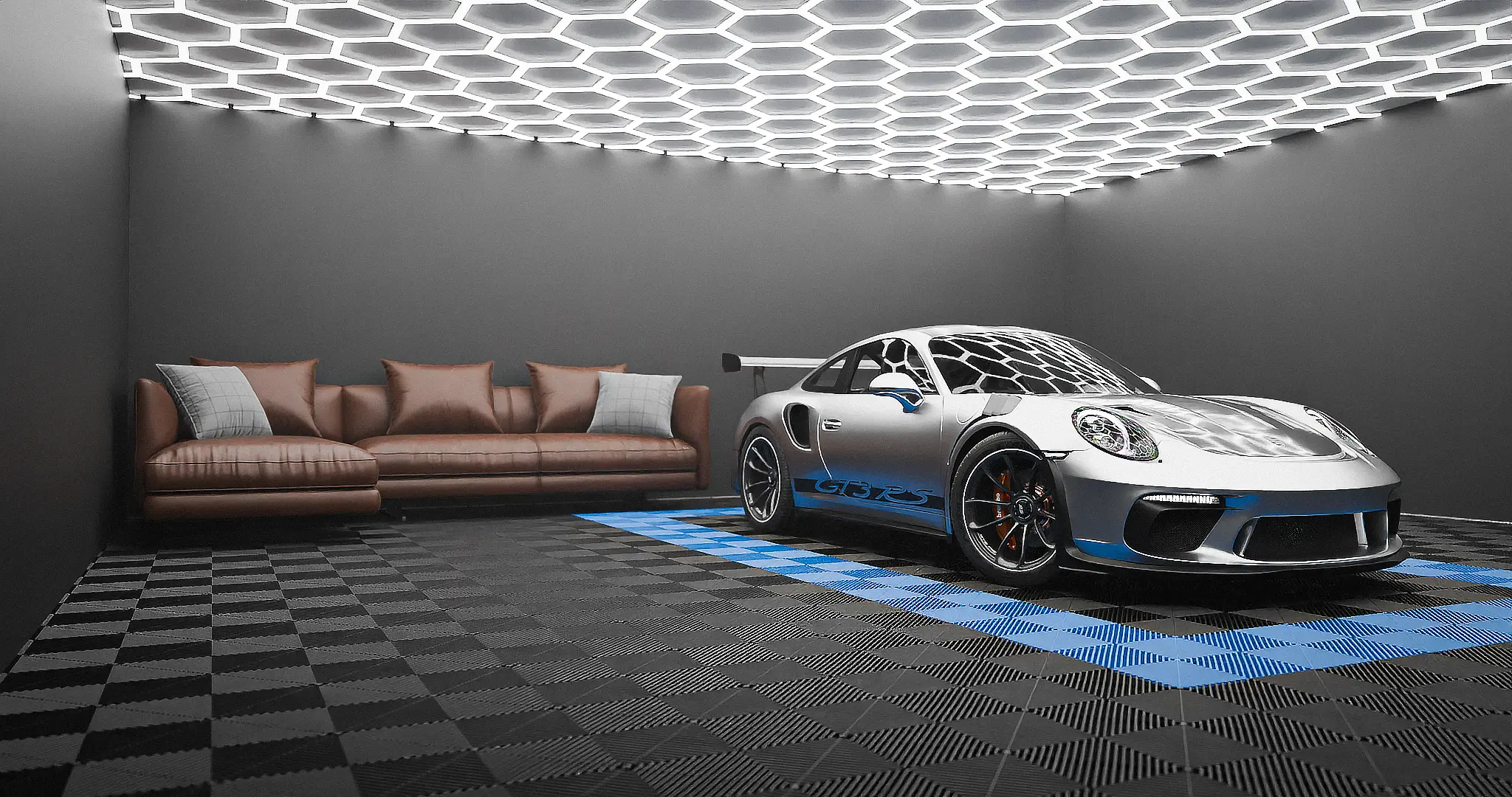 Das Startbild zeigt einen silbernen Porsche GT3 RS in einer Garage.
Der Boden ist mit schwarzen Klickfliesen bedeckt. Um das Auto herum befinden sich blaue Klickflisen.